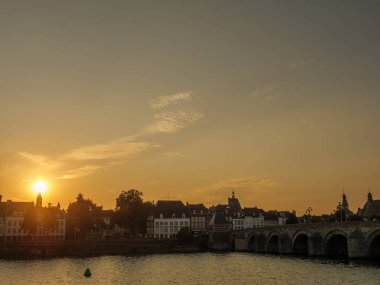 Hollanda 'daki Maas nehrinin Maastrich şehri.