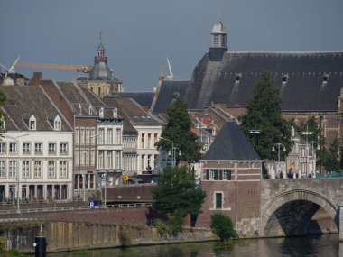Hollanda 'daki Maas nehrinin Maastrich şehri.