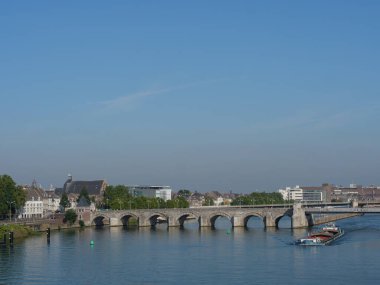 Hollanda 'daki Maas nehrinin Maastrich şehri.