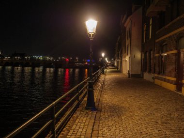 Hollanda 'daki Maas nehrinin Maastrich şehri.