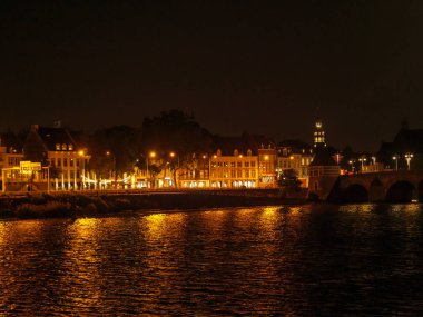 Hollanda 'daki Maas nehrinin Maastrich şehri.