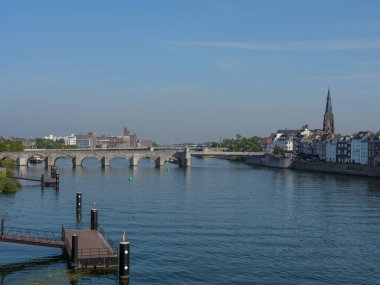Hollanda 'daki Maas nehrinin Maastrich şehri.