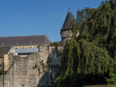 Hollanda 'daki Maas nehrinin Maastrich şehri.