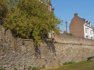 Hollanda 'daki Maas nehrinin Maastrich şehri.