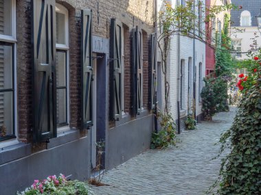 Hollanda 'daki Maas nehrinin Maastrich şehri.