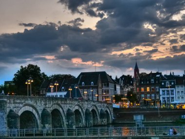Maastricht Hollanda 'daki Maas Nehri' nde.
