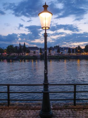 Maastricht Hollanda 'daki Maas Nehri' nde.