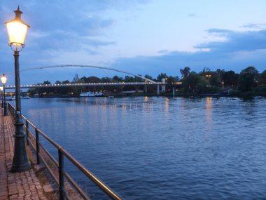 Maastricht Hollanda 'daki Maas Nehri' nde.