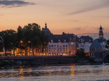 Maastricht Hollanda 'daki Maas Nehri' nde.
