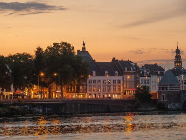 Maastricht Hollanda 'daki Maas Nehri' nde.