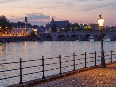 Maastricht Hollanda 'daki Maas Nehri' nde.