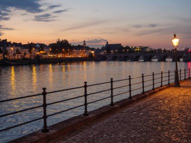 Maastricht Hollanda 'daki Maas Nehri' nde.