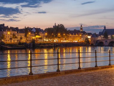 Maastricht Hollanda 'daki Maas Nehri' nde.