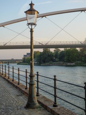 Maastricht Hollanda 'daki Maas Nehri' nde.