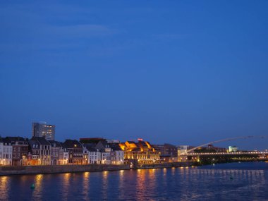 Maastricht Hollanda 'daki Maas Nehri' nde.