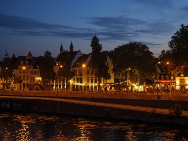 Maastricht Hollanda 'daki Maas Nehri' nde.