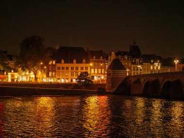 Maastricht Hollanda 'daki Maas Nehri' nde.