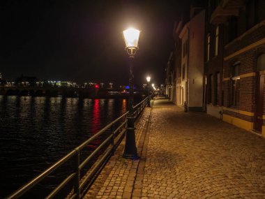 Maastricht Hollanda 'daki Maas Nehri' nde.