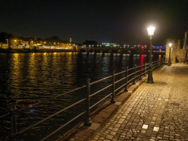 Maastricht Hollanda 'daki Maas Nehri' nde.