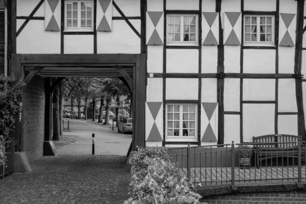 德国有一座古老城堡的德国人村庄 — 图库照片