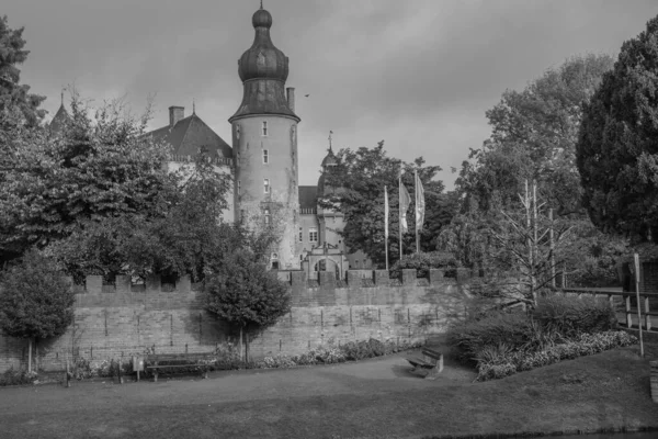 ドイツの古城を持つ男たちの村 — ストック写真
