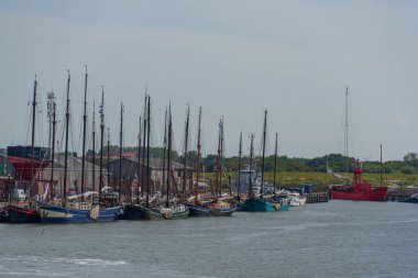 Harlingen ve Vlieland Hollanda 'nın kuzey sahilinde.
