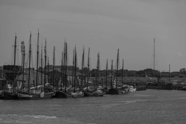 Harlingen ve Vlieland Hollanda 'nın kuzey sahilinde.