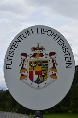 Liechtensteiner Staatswappen auf einem Schild an der Grenze zur Schweiz