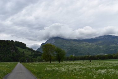Schweizer Bergansicht bei bei woelktem Himmel