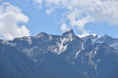 Blick auf die schweizer Berge bei schoenem Setter