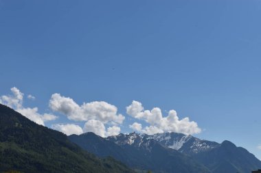Blick auf die schweizer Berge bei schoenem Setter