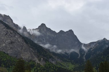 Schlechtes Wetter nach einem Sturm ueber den liechtensteiner Bergen