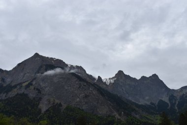 Schlechtes Wetter nach einem Sturm ueber den liechtensteiner Bergen