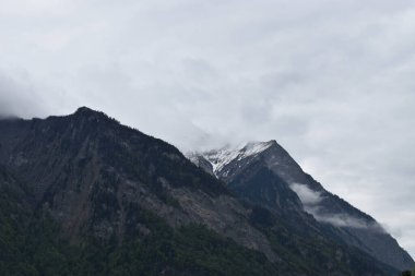 Schlechtes Wetter nach einem Sturm ueber den liechtensteiner Bergen