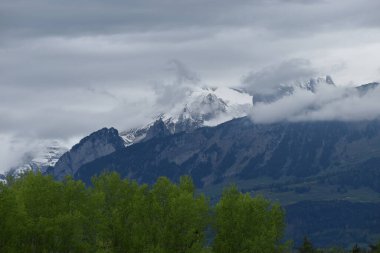 Schlechtes Wetter nach einem Sturm ueber den liechtensteiner Bergen
