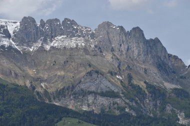 İsviçre dağlarının muhteşem alp manzarası