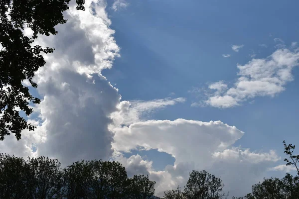 Kumulus Wolkenformation Ueber Dem Liechtensteiner Fruehlingshimmel — стокове фото