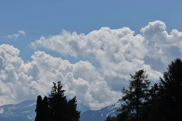 Kumulus Wolkenformation Ueber Dem Liechtensteiner Fruehlingshimmel — стокове фото