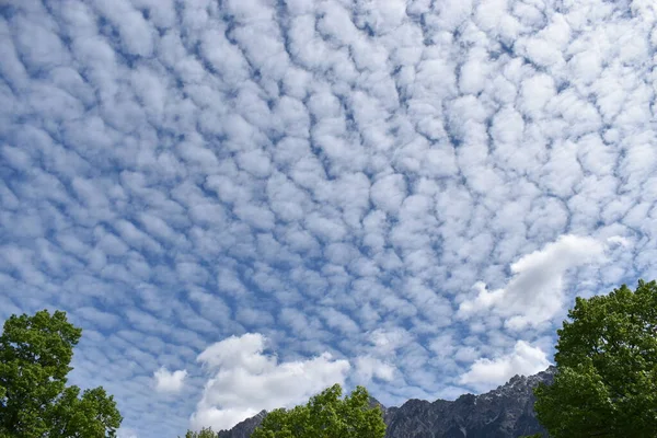 Stratokumulus Wolken Schweben Ueber Den Liechtensteiner Fruehlingshimmel — стокове фото