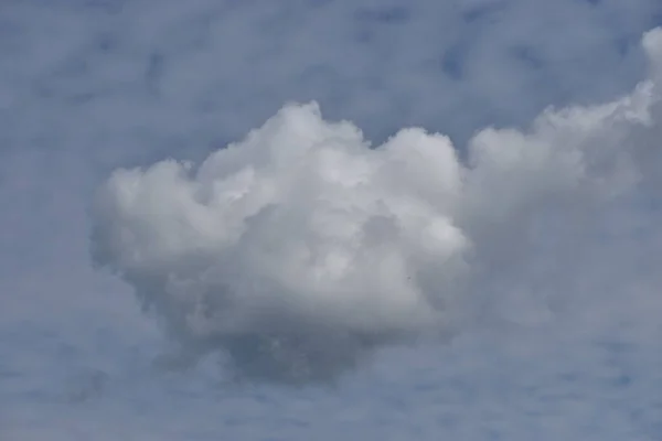 Kumulus Wolke Schwebt Ueber Den Liechtensteiner Himmel Fruehling —  Fotos de Stock