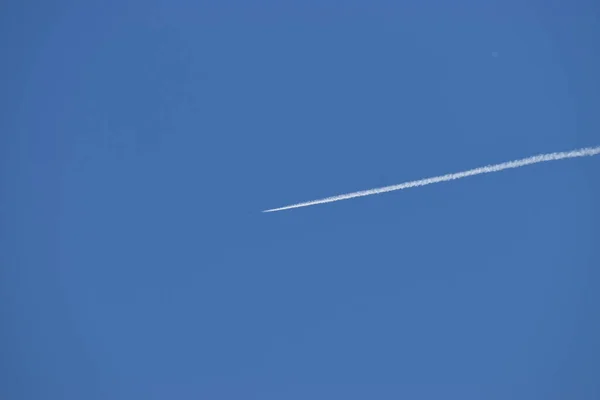 Kondensstreifen Eines Flugzeuges Blauen Himmel Ueber Liechtenstein — Foto Stock