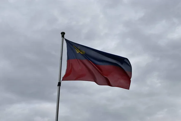 Liechtensteiner Nationalfahne Pochlebca Wind — Zdjęcie stockowe