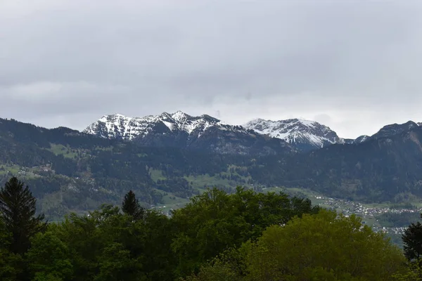 Schweizer Bergansicht Bei Bewoelktem Himmel — Stock fotografie