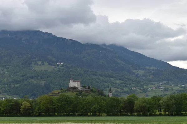 Schweizer Bergansicht Bei Bewogenem Himmel — Stockfoto