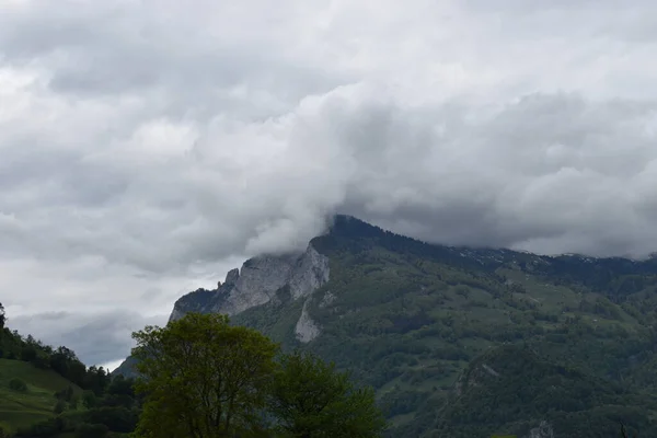 Schweizer Bergansicht Bei Bewoelktem Himmel — Stock fotografie