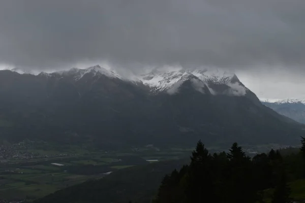 リヒテンシュタインのアルプスの上に悪天候と嵐の日 — ストック写真