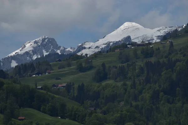 スイスの山々への素晴らしいアルプスのパノラマビュー — ストック写真