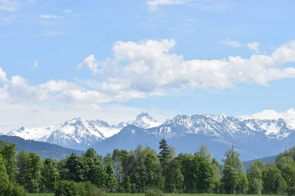 スイスの山々への素晴らしいアルプスのパノラマビュー — ストック写真