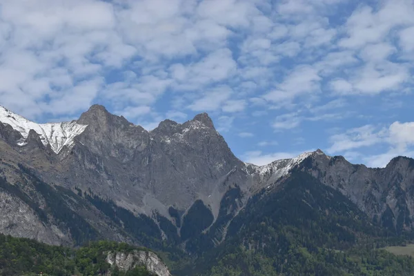 瑞士的雪峰覆盖着高山 — 图库照片