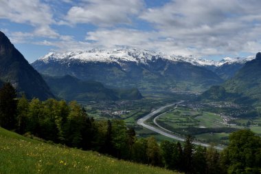 Liechtenstein, Triesenberg 'den İsviçre' deki Ren Vadisi 'ne bakın. 22.5.2020